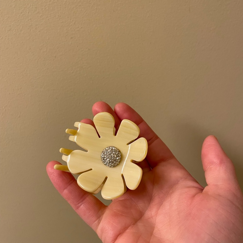 Lele Sadoughi Daisy Claw Clip in Bone